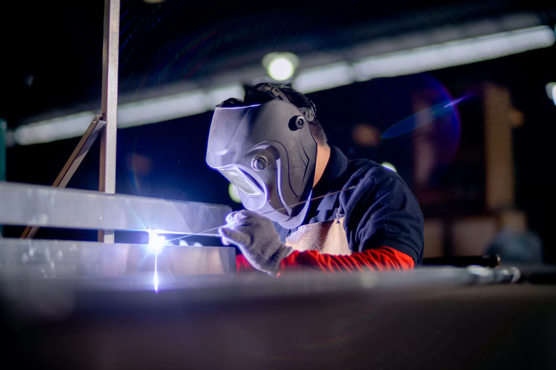Especialista trabajando en un proceso de acabado industrial